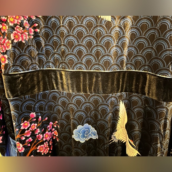 BlackMilk Clothing Flight of Tsuru Velvet Maxi Jacket - Limited Size Medium - Picture 8 of 9